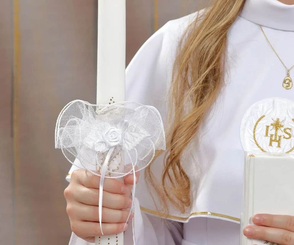 Ile na Komunię 2025 od chrzestnej? Uniknij gafy, daj idealnie!