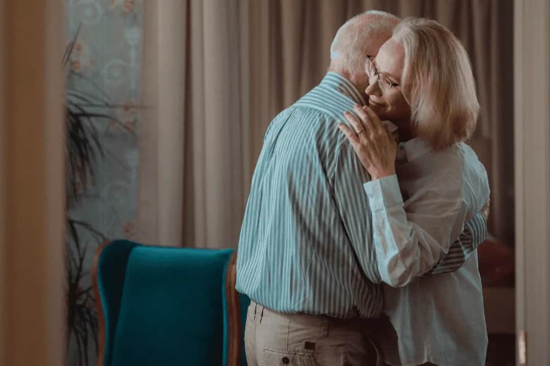 Prezent na rocznicę ślubu rodziców: 50+ pomysłów, które wzruszą!