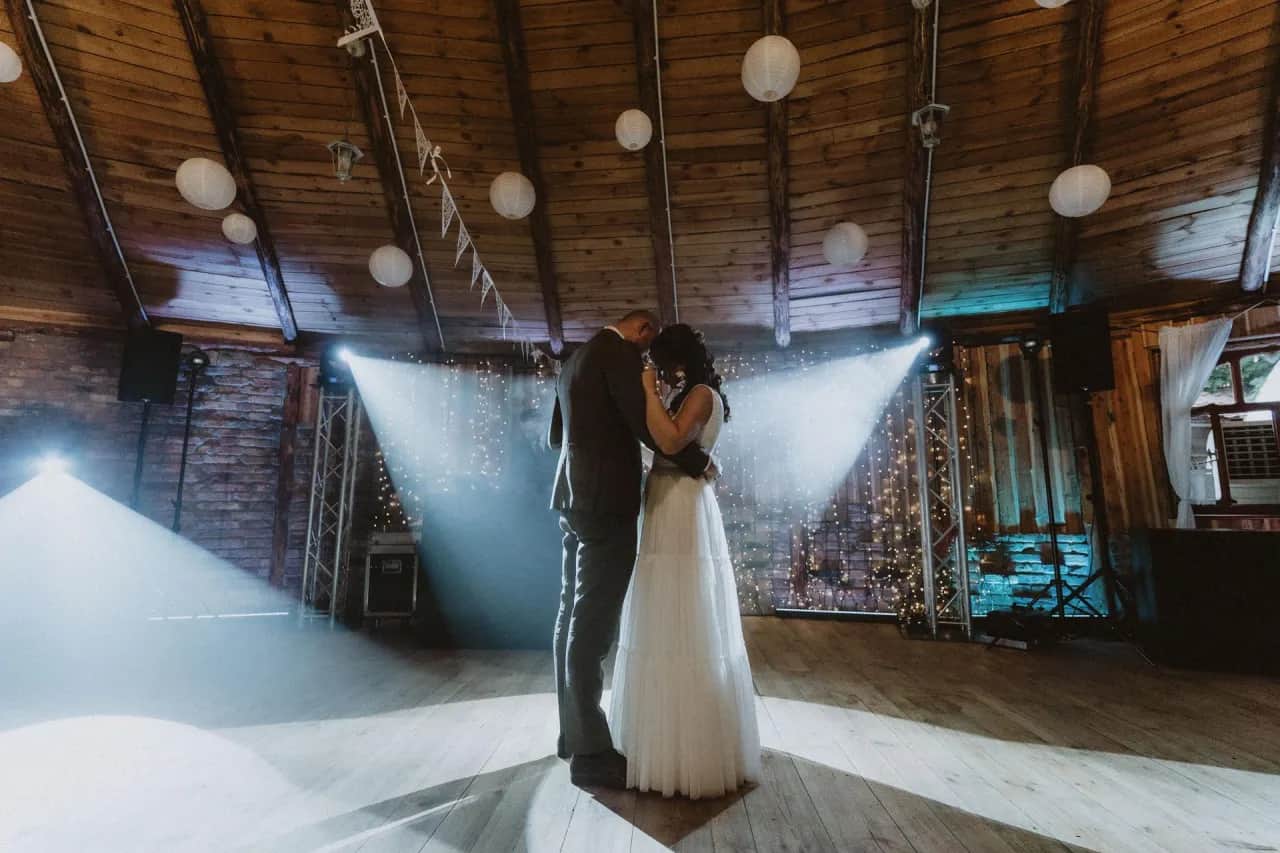 Zdjęcia czy film na wesele? Poradnik i porównanie