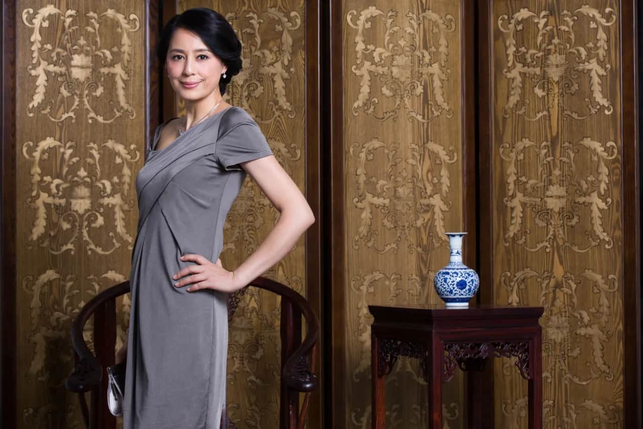 Mama pana młodego: Elegancki strój na wesele syna bez wpadek!